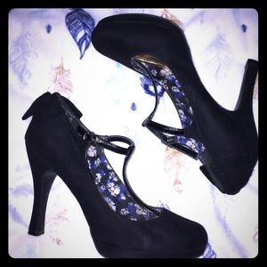 Cute black heels with bows